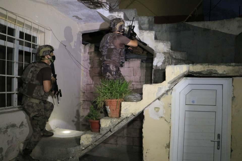 <p>Polis helikopteri ise yapılan eş zamanlı baskınlar sırasında operasyona havadan destek verdi.</p>