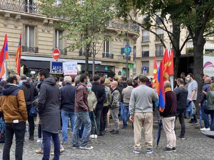 <p>Terör örgütü PKK yandaşları da ellerinde Ermenistan bayrağı ve örgüte ait bez parçalarını alarak protestolara eşlik etti.</p>

<p> </p>
