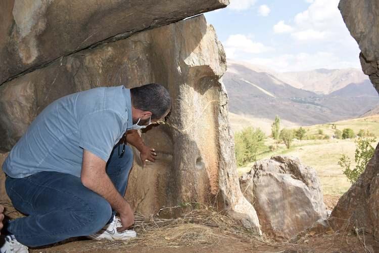 <p>Kentteki biyo çeşitliliğin kayıt altına alınması ve tarihi yapıların ortaya çıkarılması amacıyla çalışma yürüten Hakkari Üniversitesi akademisyenleri, Akkuş köyü Çetintaş mezrasında Urartu dönemine ait olduğu değerlendirilen 3 odalı kaya mezarı tespit etti. </p>

<p> </p>
