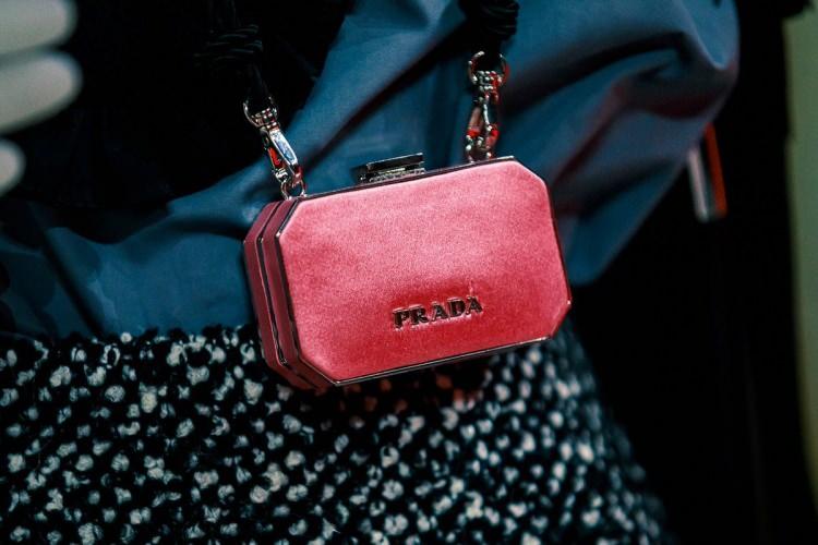 <p><span style="color:#800080"><strong>İtalyan moda markası Prada, Milano Moda Haftası'nda 2020 sonbahar ve kış sezonu için hazırladığı çanta koleksiyonunu tanıtmıştı. Koleksiyonda yer alan mikro çantalar, büyük ilgi toplamıştı. Kullanım açısından zorluk yaşatacağı algısına sahip olan bu çantalar, 2020 sonbahar-kış çanta trendleri arasında da yer alıyor. Peki Prada'nın mikro çanta koleksiyonu nasıl ve mikro çantalar hakkında neler bilinmesi gerekiyor?</strong></span></p>
