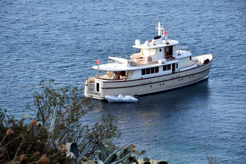 <p>Kovid-19 s&uuml;recinde izole tatil ge&ccedil;irmek isteyenlerin vazge&ccedil;ilmez adreslerinden biri de Muğla'nın eşsiz koyları oldu. Yeşille mavinin buluştuğu koylarda mega yat hareketliliği devam ediyor.</p>

<p>&nbsp;</p>
