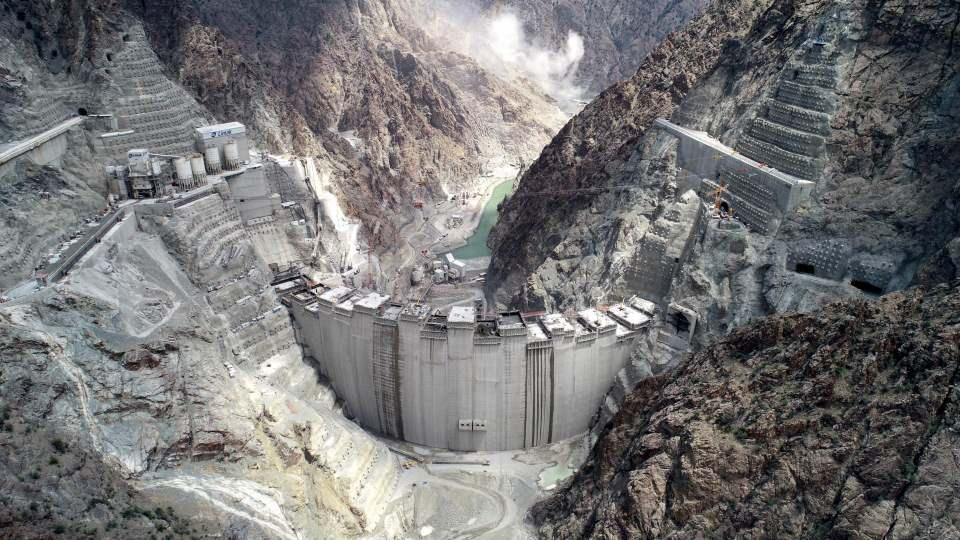 <p>Türkiye’nin öz kaynakları ile tamamı Türk mühendisler tarafından inşa edilen baraj projesinde, 238 metre gövde yüksekliğine ulaşıldı. 2021 yılında devreye girmesi planlanan projede gövdenin tamamlanmasına 37 metre kaldı.</p>