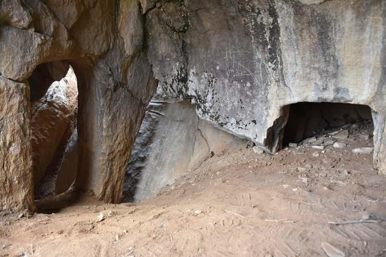 <p>Tanyürek, "Çok odadan oluştuğu için buna kral mezarı diyebiliriz. Urartuların çıkış dönemine ait bir kaya mezarı. Yüzey araştırması sonucunda yapılış itibarıyla bölgedeki en eski kaya mezarı olduğunu söyleyebiliriz." diye konuştu.</p>
<p> </p>