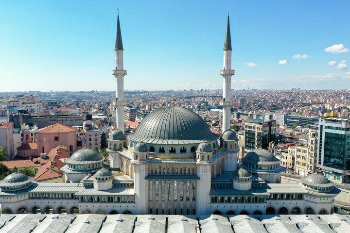 <p>Temeli 17 Şubat 2017'de atılan ve Mimarlar Şefik Birkiye ile Selim Dalaman imzasını taşıyan yaklaşık 2 bin 482 metrekare arsa alanına ve 16 bin 220 metrekare inşaat alanına sahip caminin yapımında sona yaklaşıldı.</p>
