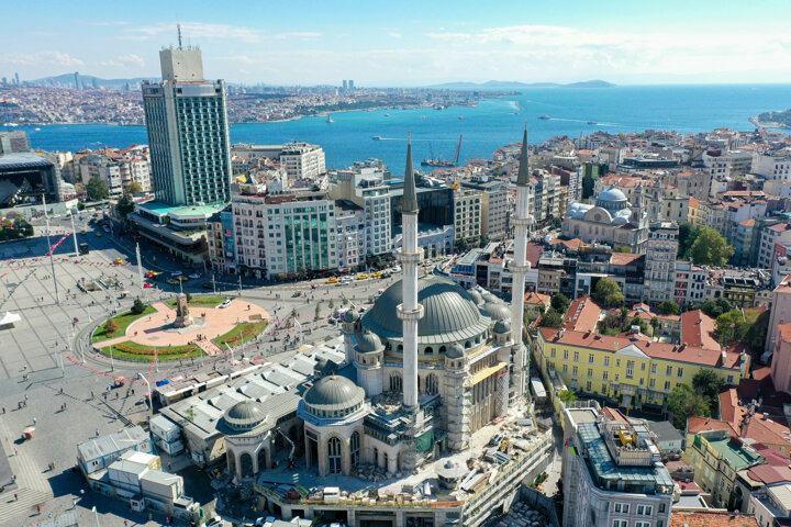 <p>Taksim'e yapılan caminin dış cephesindeki iş&ccedil;ilik tamamlandı, i&ccedil; kaplama ve mermer kaplama &ccedil;alışmaları s&uuml;r&uuml;yor.</p>
