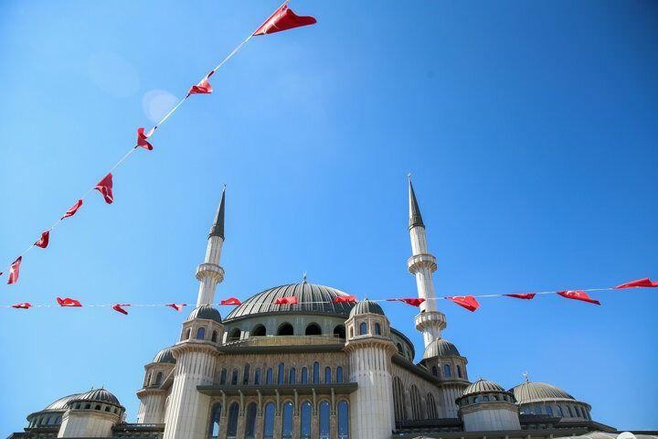 <p>Pencerelerin tamamı takıldı, otopark, sergi alanı ve konferans salonu olarak kullanılacak alt katlardaki &ccedil;alışmalar ise s&uuml;r&uuml;yor.</p>
