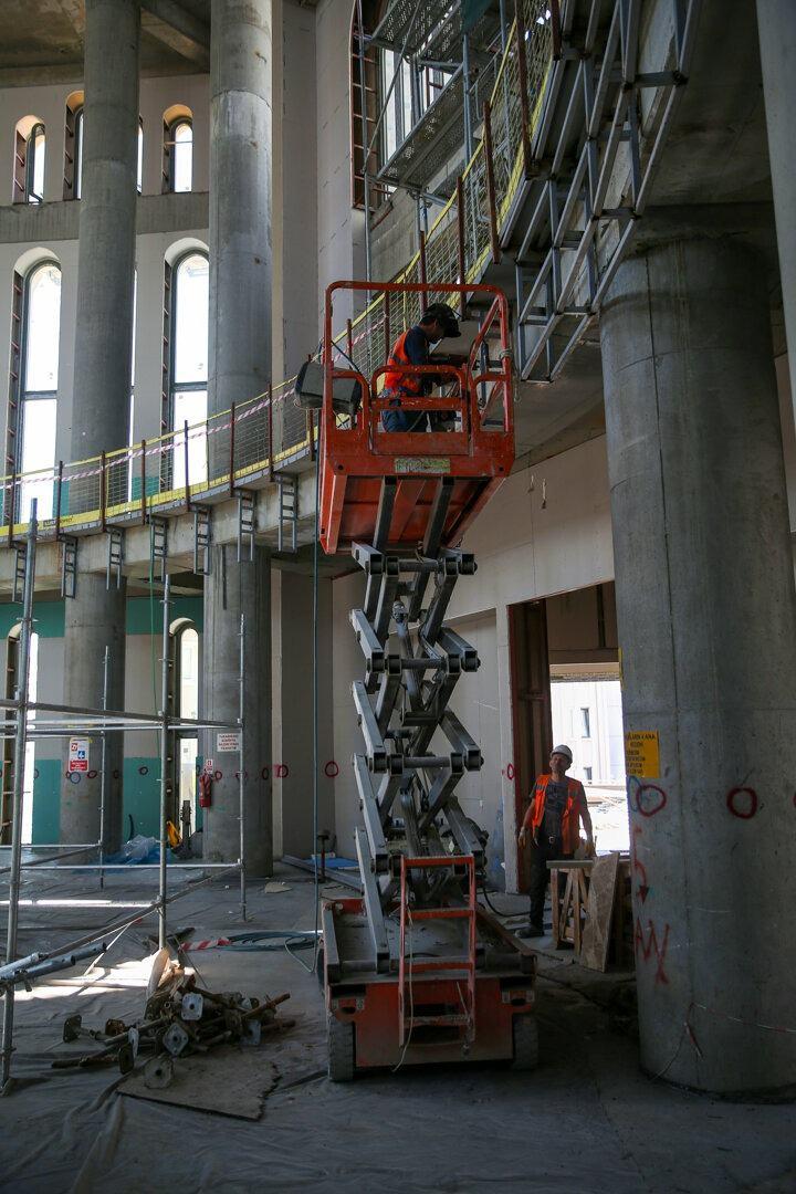 <p>Ayrıca caminin 65 metre y&uuml;ksekliğindeki 2 minaresinde &ccedil;alışmalar tamamlandı ve kurulan iskeleler s&ouml;k&uuml;ld&uuml;. Caminin dış cephesindeki &ccedil;alışmalar tamamlanarak iskeleler kaldırıldı.</p>
