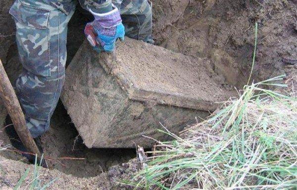 <p>Yıllardır toprak altında olan sandığın içini açınca neye uğradıklarını şaşırdılar...</p>
<p> </p>