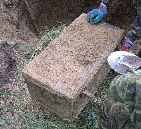 <p>İşte Dünya Savaşından bu yana toprak altında duran sandığın içinden çıkanlar...</p>
<p> </p>