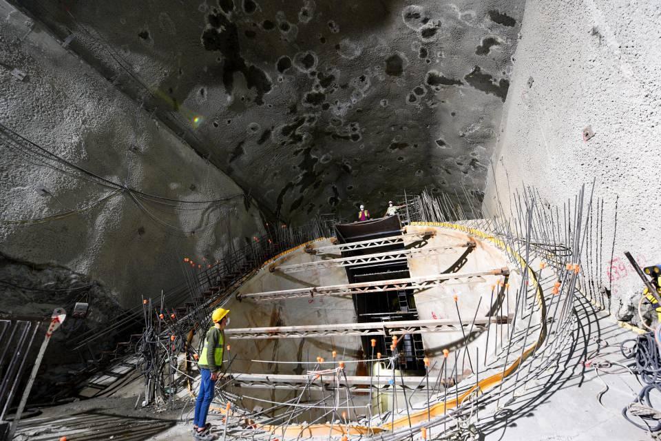 <p><strong>YUSUFELİ BARAJI</strong></p>
<p>Türkiye sınırları içinde 410 kilometrelik uzunluğa sahip Kuzeydoğu Anadolu’nun en büyük nehirlerinden Artvin’deki Çoruh Nehri üzerinde Yusufeli Barajı ve HES inşaatı sürdürülüyor. </p>
