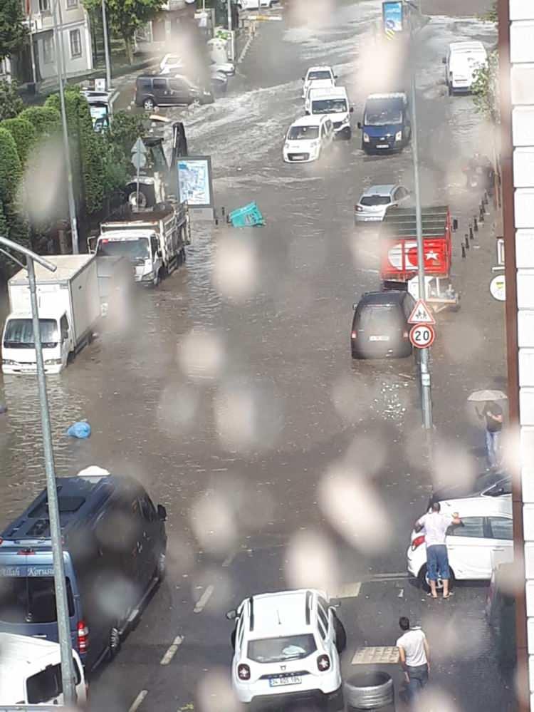 <p>Sağanak yağmur yağışla birlikte dolu da yağdı. İstanbul’da etkili olan sağanak yağmur ve dolu ise kameralara yansıdı.</p>
