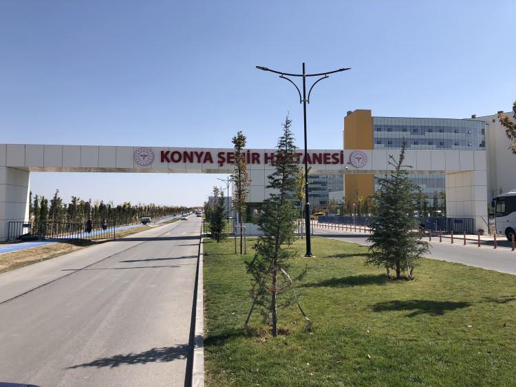 <p><strong>Toplam yatak sayısı bin 250’ye ulaşacak</strong><br />
</p>
<p>Kamu-özel ortaklığı modeliyle yapımı tamamlanan Konya Şehir Hastanesi, 838 yataklı ilk etabıyla hizmet veriyor. Yıl sonuna kadar da 2. etabı olan bin 250 yatağa tamamlanan kısmıyla hizmet vermeye devam edecek. Konya ve çevresine hizmet verecek bir sağlık üssü olarak planlanan Konya Şehir Hastanesi 420 bin metrekare kapalı alana sahip, 278 poliklinik, 609 hasta yatağı, 130 yoğun bakım, 10 KVC yoğun bakım, 48 yeni doğan yoğun bakım, 14 adet tek kişilik doğumhane, 12 perinatal servis, 19 tutuklu servisi, 3 İyot Tedavi Birimi, 17 Yanık Merkezi olmak üzere, 838 yatakla kadın doğum ve çocuk ve genel hastane olarak hizmet veriyor. Hastanede yataklı servisler dışında 32 genel, 12 gün, 2 sezaryen, 2 tüp bebek ve 1 yanık olmak üzere toplam 49 ameliyathane, endoskopi birimi, nükleer tıp birimi, meme mükemmeliyet merkezi, fizyoterapi birimi, hemodiyaliz ünitesi, sağlık kurulu ve kapsamlı bir radyoloji birimi mevcut. Yıl sonunda açılacak onkoloji ve KVC birimleri ile toplam yatak sayısı bin 250’ye ulaşacak.</p>