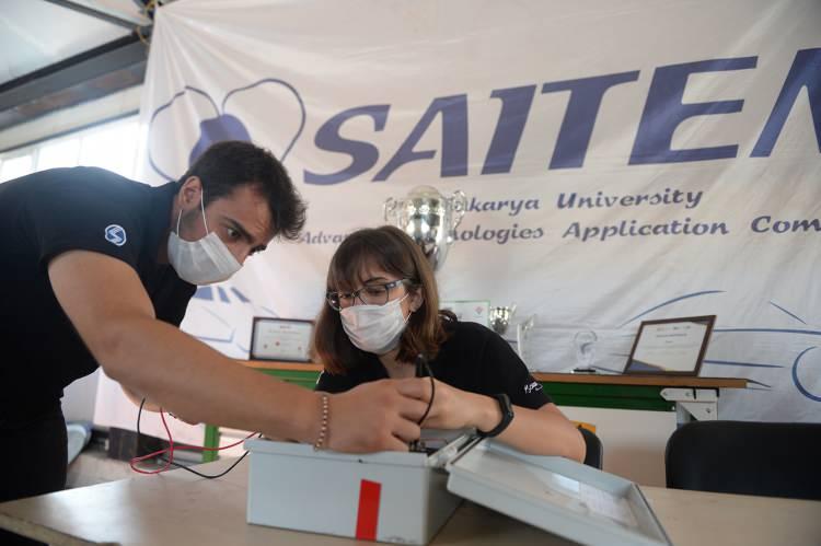 <p>Takım üyelerini atölyede ziyaret eden Rektör Prof. Dr. Fatih Savaşan, AA muhabirine yaptığı açıklamada, üniversite bünyesinde gayretli topluluklar bulunduğunu, SAİTEM'in de bunlar arasında önemli bir yere sahip olduğunu söyledi.</p>
<p> </p>