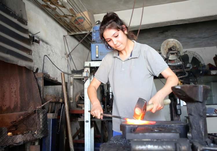 <p>Aynı zamanda Mesleki Eğitim Merkezi Metal Bölümü son sınıf öğrencisi olan Kalkan, iş yerinde ve okulda gösterdiği başarıyla bu yıl Ahilik Haftası etkinliklerinde "Yılın Çırağı" ödülünü aldı. </p>
<p> </p>