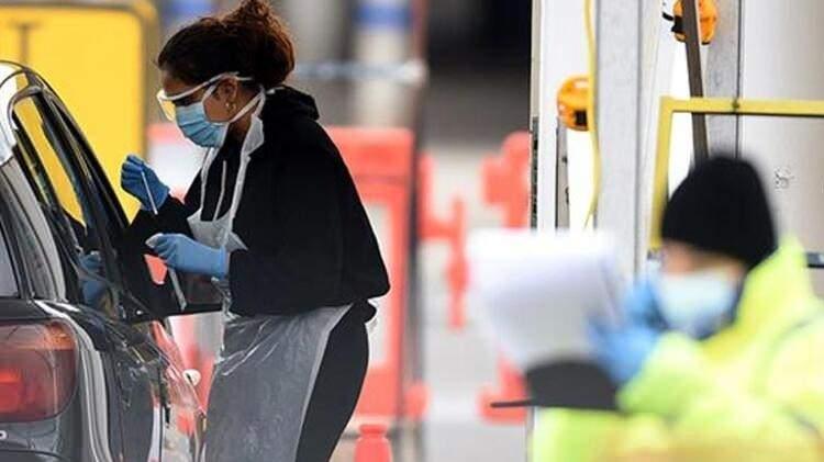 <p>Perakende mağazaları, taksiler ve konaklama sektöründeki mekanlarda da maske takmanın zorunlu hale geldiği ülkede, düğünlere katılacak kişi sayısı da 30'dan 15'e düşürülmüştü.</p>

<p> </p>

