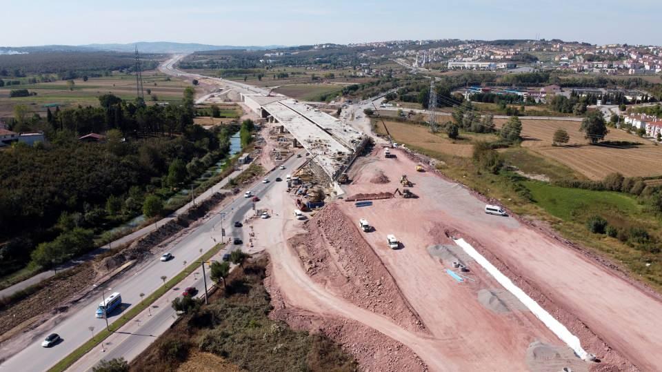 <p>Otoyol güzergahındaki yerlerde hava kalitesi, gürültü ölçümleri, su ve toprak kalitesi ölçümleriyle fiziksel çevre çalışmaları yapılıyor.</p>
<p> </p>