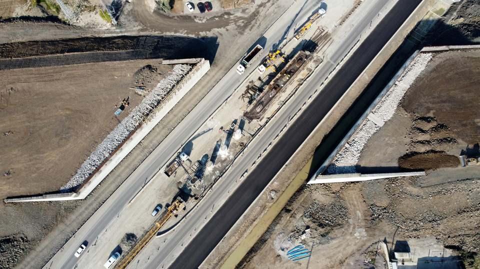 <p>Köprü, 1408 metrelik ana açıklığıyla dünyanın üzerinden raylı sistem geçen en uzun, 322 metreye varan kule yüksekliğiyle dünyanın en yüksek kulesine sahip asma köprüsü olarak literatürde yer alıyor. Kara ve demir yolu şeritlerinin aynı seviyeden geçtiği köprü, estetik yönden de çarpıcı bir tasarıma sahip.</p>
