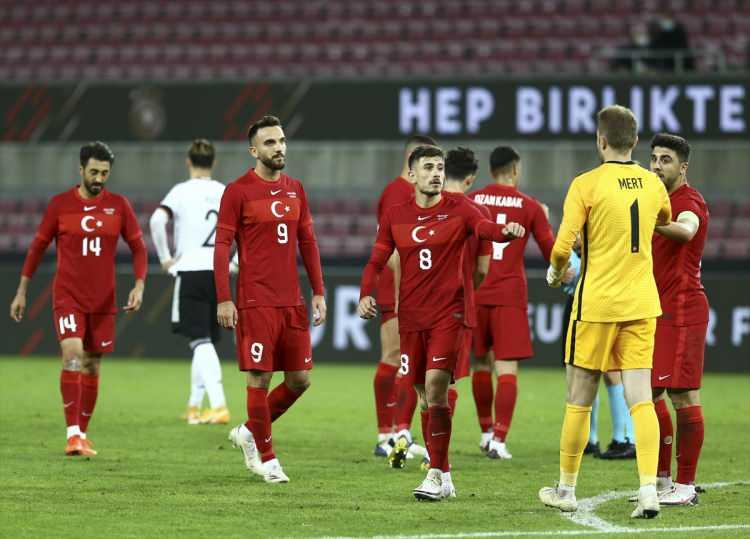 <p>Türkiye A Milli Futbol Takımı'mız özel maçta Almanya ile karşılaştı. Köln'de oynanan karşılaşma adeta nefesleri kesti ve 3-3 sona erdi. Maçın ardından Alman basınında manşetleri milli takımımız süslerken flaş ifadeler kullanıldı.</p>
