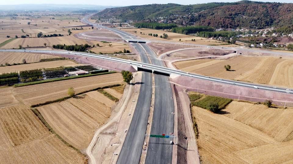 <p>Toplam 170,17 kilometre uzunluğundaki Kurtköy-Akyazı Kesiminin Kurtköy ile TEM İzmit-1 Kavşağı arası ve bu aralıkta yer alan bağlantı yollarıyla toplam 102,1 kilometrelik bölümü trafiğe açık olup 68,07 kilometrelik bölümünde çalışmaların tamamlanarak bu yıl içerisinde ulaşıma açılması amaçlanıyor. </p>
<p> </p>