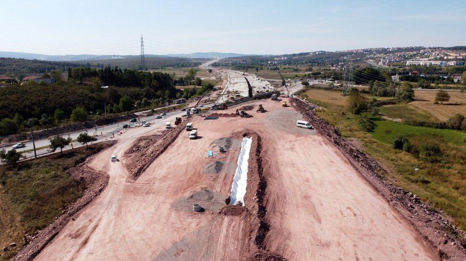 <p><strong>Projenin Asya ve Avrupa tarafında yüzde 97 fiziki ilerleme sağlandı</strong><br />
<br />
Yüzde 97 fiziki ilerleme sağlanan projede 2020 yılı sonunda, Avrupa tarafında kalan son 9,16 kilometrelik kısım ile Asya tarafında kalan son 68,07 kilometrelik kısmın trafiğe açılması planlanıyor. </p>

<p>Ayrıca, Kınalı-Odayeri ve Kurtköy-Akyazı bölümlerinde 127 köprü, 68 üst geçit, 92 alt geçit, 613 menfez inşa ediliyor. Bunun yanı sıra toplam 46 yüksek standartlı kavşağın da inşası gerçekleştiriliyor.</p>
