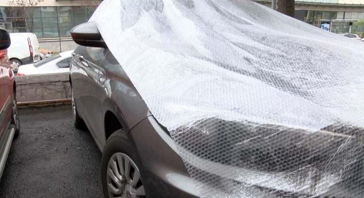 <p>Meteorolojinin üst üste yaptığı uyarıların ardından vatandaşlar araçlarını dolu yağışından korumak için harekete geçti. Rami'de bulunan açık oto pazarındaki araçlarda balonlu naylonlarla kaplandı.</p>
