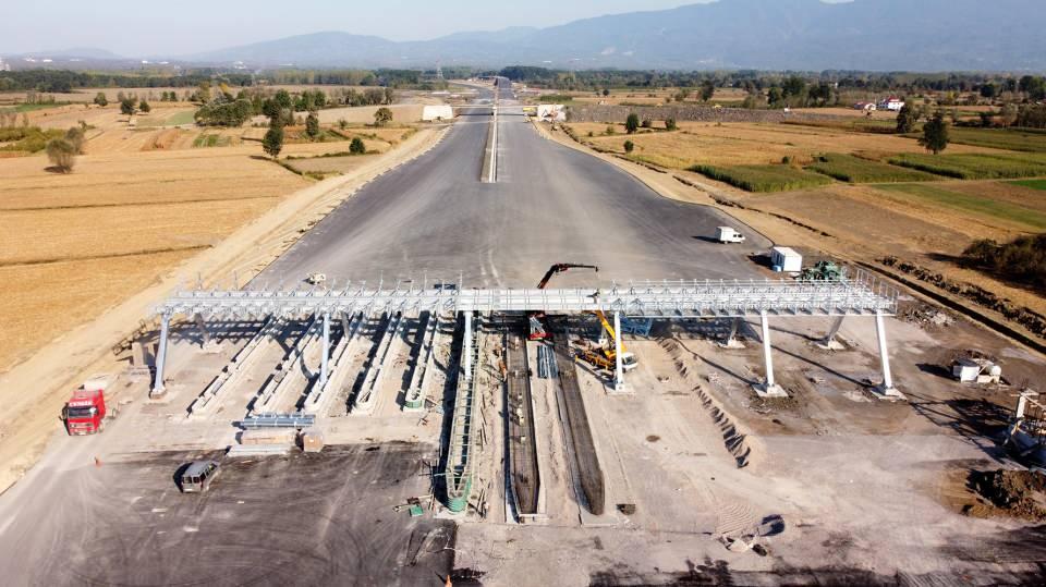 <p>Otoyolun Yavuz Sultan Selim Köprüsü'nü de kapsayan 148 kilometrelik kesimi 26 Ağustos 2016'da açıldı, yapım çalışmalarına 2016'da başlanan diğer kesimleri ile birlikte bugüne kadar toplam 321 kilometre otoyol hizmete girdi.</p>
<p> </p>