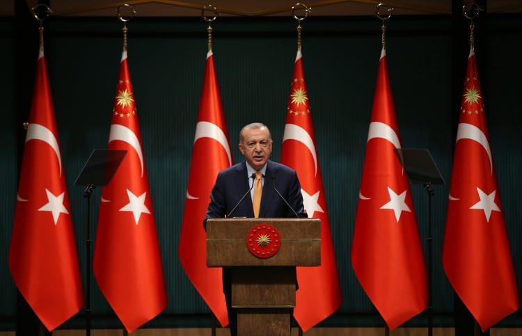 <p>Cumhurbaşkanı Erdoğan Kabine Toplantısı sonrası yüze yüze eğitim ile ilgili alınan yeni kararları açıkladı. </p>
