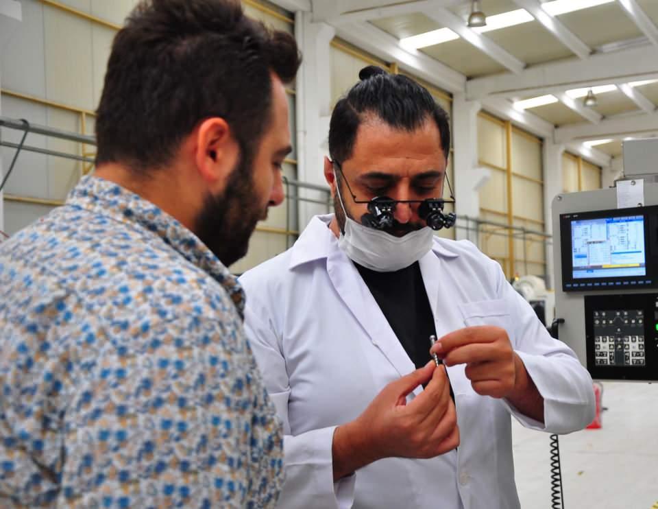 <p><strong>'TAMAMEN YERLİ VE MİLLİ'</strong></p>
<p>Prof. Dr. Temiz, daha önce tanesi 600 dolardan ithal edilen akıllı omurga vidalarının üretimi ile Türkiye'de 370 liraya kullanılmaya başlandığını, 1000 dolara da ihraç ettiklerini ifade etti. Temiz, "Gururla söylemek gerek. Tamamen yerli ve millidir. Bunların hepsi artık Türkiye'de yapılabiliyor. </p>