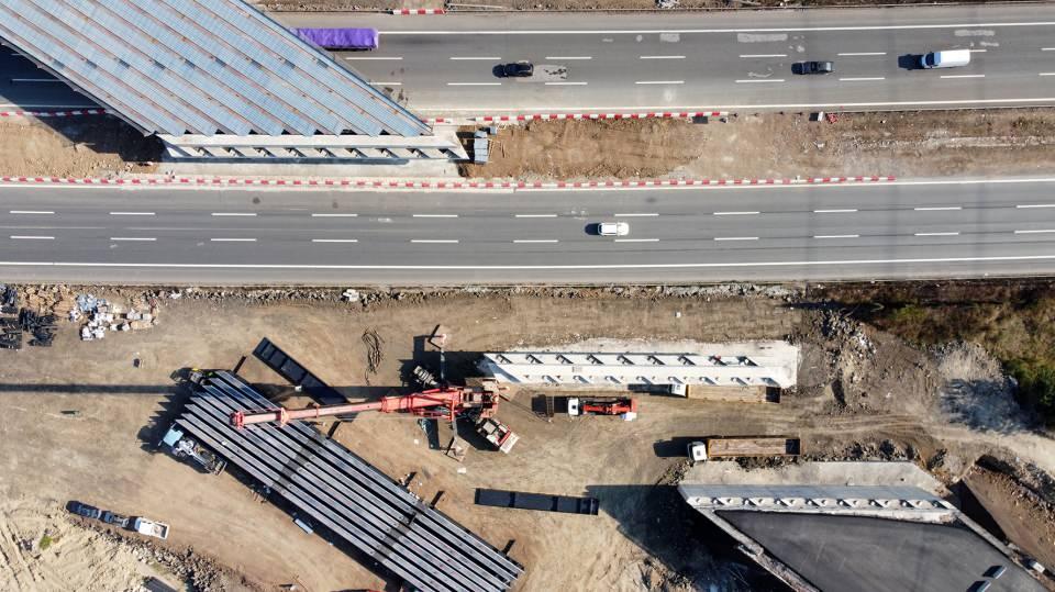 <p>Söz konusu viyadüklerin inşası sırasında konvansiyonel metotlar haricinde itme-sürme, hareketli iskele sistemi ve dengeli konsol gibi metotlar kullanıldı.</p>
