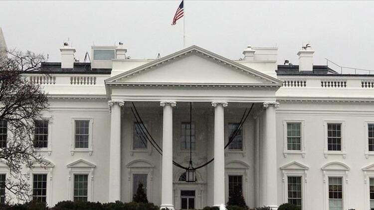 <p>Öte yandan Trump'ın sürpriz ziyaretiyle ilgili olarak Beyaz Saray Sözcü Yardımcısı Judd Deere, yazılı bir açıklama yaptı. Deere, açıklamasında, "Başkan Trump, dışarıda kendisini destekleyenlere el sallamak için kısa ve son dakikada karar verilmiş bir konvoy turu gerçekleştirdi ve Walter Reed'deki başkanlık suitine geri döndü." ifadesine yer verdi.</p>
<p> </p>