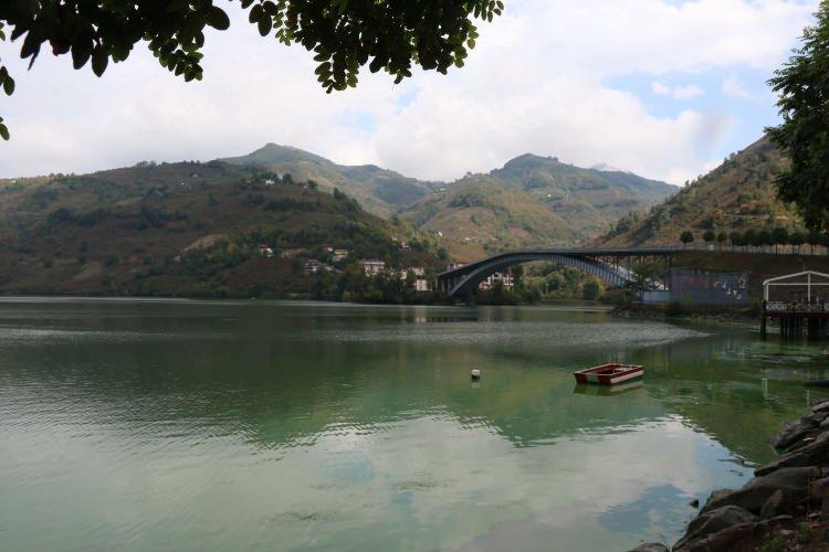 <p>Samsun'a yaklaşık 60 kilometre mesafede bulunan ve ortasından Yeşilırmak-Suat Uğurlu ve Hasan Uğurlu baraj g&ouml;llerinin ge&ccedil;tiği Ayvacık il&ccedil;esi, İsvi&ccedil;re'de bulunan Landwasser Irmağı kenarındaki Davos'a benzetiliyor.&nbsp;</p>
