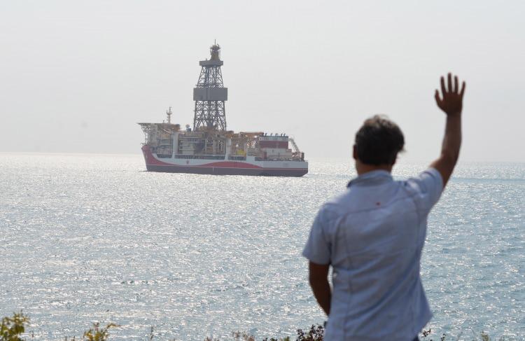 <p>2012 yılında Güney Kore'de Sertao ismiyle üretimi tamamlanan gemi, 2020 yılına kadar Brezilya'da enerji firması Petrobras tarafından kullanıldı. 15 Mart 2020’de Türkiye'ye getirilen ve 'Kanuni' ismi verilen sondaj gemisi, 11 bin 400 metre derinliğe inebilirken, 3 bin metrede sondaj açabilme kapasitesine sahip. Kanuni, altıncı nesil ultra deniz sondaj gemisi olarak da biliniyor.</p>
<p> </p>