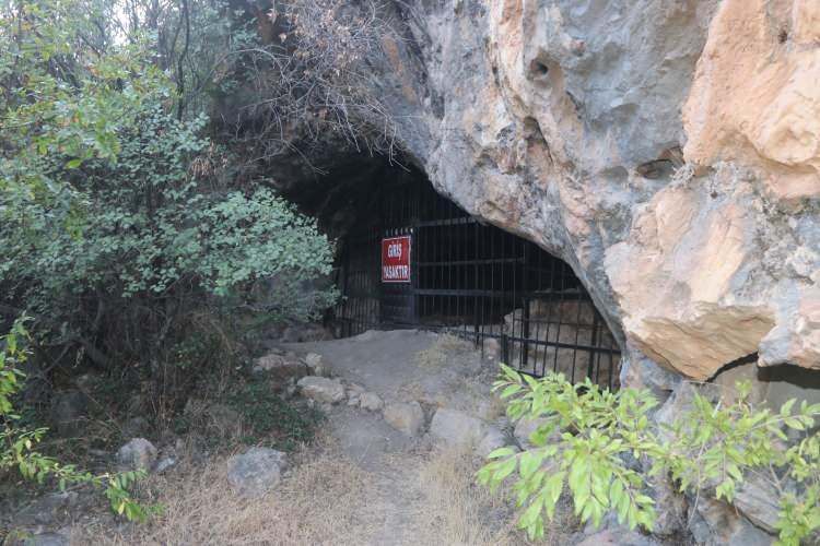 <p>Sürünerek dar bir geçitten girilen mağaranın içinde, sarkıtlar, dikitler ve bir su birikintisi mevcut. </p>
<p> </p>