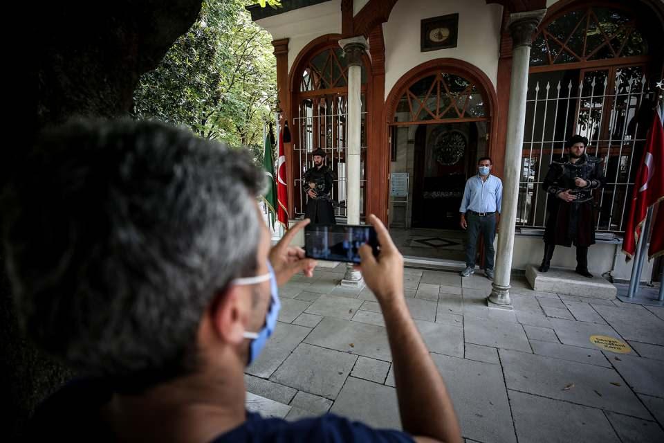 <p>Osmangazi il&ccedil;esinde şehre hakim bir tepede Osman Gazi ile oğlu Orhan Gazi'nin t&uuml;rbelerinin bulunduğu tarihi Tophane Parkı, her yıl binlerce yerli ve yabancı turist tarafından ziyaret ediliyor.</p>

<p>&nbsp;</p>
