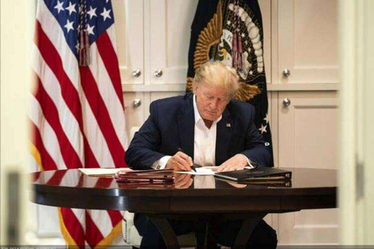 <p>Öte yandan Trump, Walter Reed Hastanesi'nde tedavisi görürken bir yandan 'inatla' çalıştığını göstermek için 'kurmaca' bir fotoğrafta boş bir sayfaya imza attı. Boş kağıda imza atarken çekilmiş fotoğrafı uluslararası ajanslar tarafından servis edilen Trump ile internette alay edildi ve izleyiciler tarafından 'reality şov başkanlığı' kınandı.</p>
<p> </p>