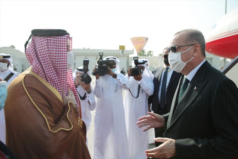 <p>Türkiye Cumhurbaşkanı Recep Tayyip Erdoğan, günübirlik çalışma ziyareti kapsamında Katar'a geldi. Cumhurbaşkanı Erdoğan'ı, Doha Havalimanı'nda Katar Savunma Bakanı Halid bin Muhammed El Attiyah, Türkiye'nin Doha Büyükelçisi Mehmet Mustafa Göksu ile Türk ve Katarlı diğer yetkililer karşıladı.</p>

<p> </p>
