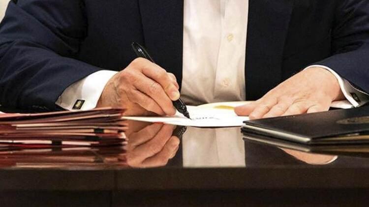 <p>Beyaz Saray muhabiri ve analist Andrew Feinberg de fotoğrafları inceledi ve Trump'ın 'adını boş bir kağıda imzalıyor gibi göründüğünü' söyledi.</p>
<p> </p>