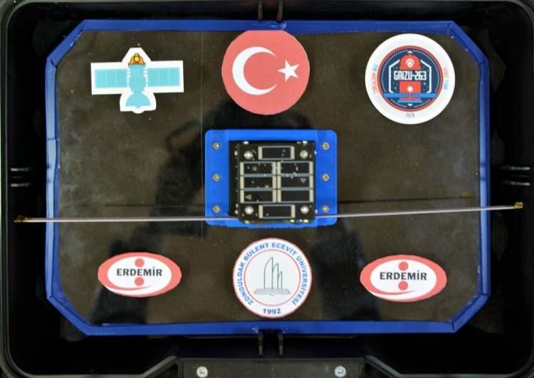 <p>Daha önce ABD'de düzenlenen "CanSat Competition" Model Uydu Yarışması'nda iki kez dünya ikinciliği, Türksat Model Uydu Yarışması'nda birincilik elde eden Grizu-263 Uzay Takımı, hedeflerini yükselterek başlattıkları "Türkiye'nin ilk pocketqube uydu" projesi çalışmalarını tamamladı.</p>

<p> </p>
