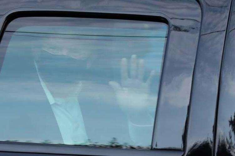 <p>74 yaşındaki Trump, kendisinin ve 50 yaşındaki eşi Melania Trump'ın Kovid-19 yakalandığını duyurduktan sonra dün gece Twitter'dan görüntülü açıklama yayınladı. Trump, eşinin kendisinden daha genç olduğu için hastalığı daha hafif geçirdiğini kaydetti.</p>

<p> </p>
