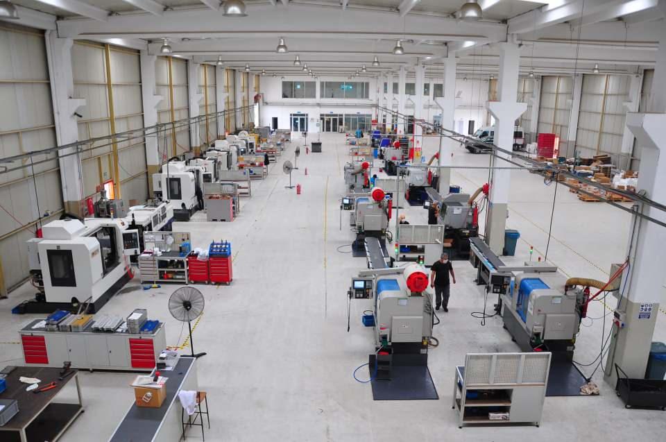<p>Eskiden biz bunların çok az gelişmiş düz rodlara tanesine 600 dolar verip dışarıdan alıyorduk. Şimdi onları ihraç eder hale geldik. Teknoloji geliştirme bölgelerinin büyük faydaları oldu. Teknoloji geliştirme bölgeleri sanayiciyle, bilim adamlarını bir araya getirmeyi sağladı ve ilerlemede önemli payı oldu. 15 yıl önce bunlar Türkiye'de üretilemezken hareket etmeyen düz vida sistemleri transpediküler vidalarını yurt dışından 18 bin liraya ithal ediyorduk. Şimdi artık aynı sistem Türkiye'de üretildiği için maliyeti yaklaşık 2 bin 500 liradır. Daha da ilerlemiş formlarını yurt dışına biz ihraç eder duruma geldik" diye konuştu.</p>