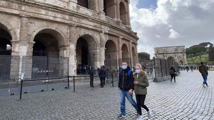 <p>Sağlık Bakanı Roberto Speranza'nın danışmanı Prof. Walter Ricciardi, basına yaptığı açıklamada, "Harekete geçmezsek, aralık ayında günlük 16 bin vaka ile karşı karşıya kalma riskimiz var." dedi.</p>

<p> </p>
