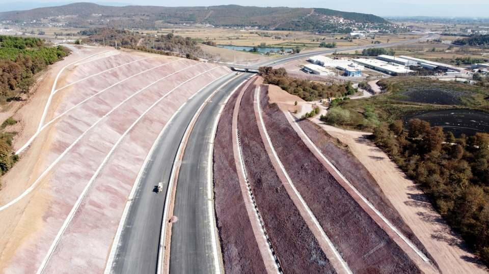 <p>Yüksek standartlı, konforlu ve güvenli bir ulaşım ağı olan proje kapsamında, Yavuz Sultan Selim Köprüsü'nün de yer aldığı, İstanbul'un kuzeyinden geçen 148 kilometrelik Odayeri-Paşaköy arası bölüm, 26 Ağustos 2016'dan itibaren hizmet veriyor.</p>
<p> </p>