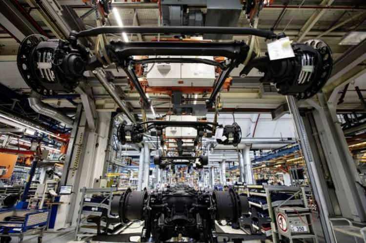 <p><strong>Mercedes, MAN ve Ford ülkemizde çok kaliteli kamyonlar, otobüsler üretiyor ve dünyanın dört bir yanına ihraç ediyor. Ülkemizde bu çeşit araçların parçalarını üreten çok güçlü bir tedarik sanayi var. Bu tartışmalardan öğrendiğimiz kadarıyla MAN Ankara fabrikası bu değişiklikler sayesinde daha fazla araç üretme imkânı kazanacak" </strong>dedi.</p>