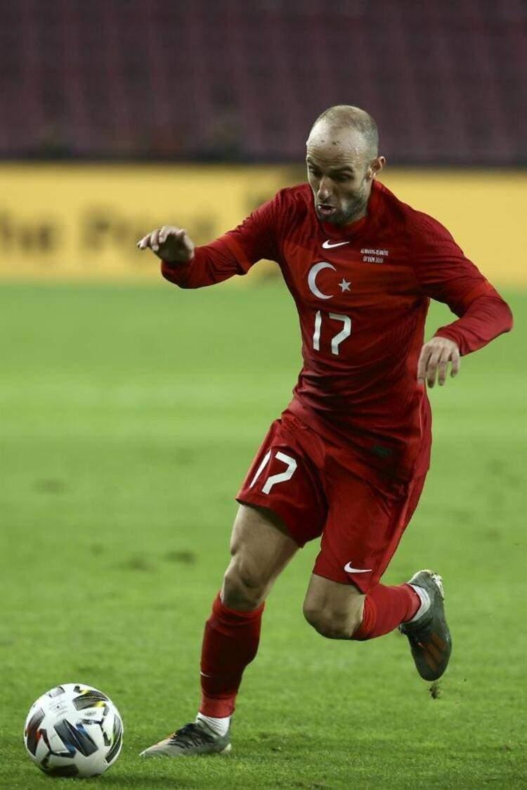 <p>EFECAN EMEĞİNİN KARŞILIĞINI ALDI </p>
<p>Bu golden 9 dakika sonra Florian Neuhaus, kronometreler 58'i gösterdiğinde Mert Günok'u mağlup etti ve takımını 2-1 öne geçirdi. 67. dakikada ise Efecan Karaca, rakip yarı alanda önde yaptığı pres neticesinde topu kaptı ve Bernd Leno'yu devirerek skoru 2-2 yaptı.</p>