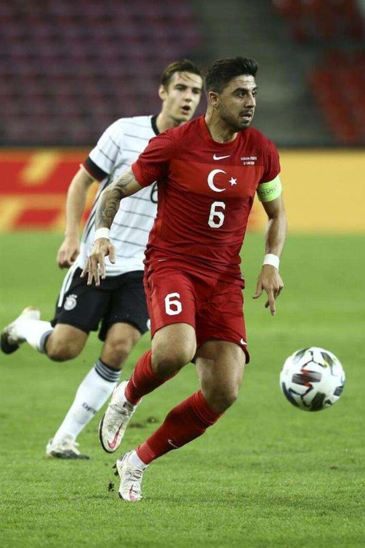 <p>GERİYE DÜŞTÜK AMA... </p>
<p>Almanya adına 3. golü atan isim ise Gian-Luca Waldschmidt oldu. Alman futbolcu, 81. dakikada Ozan Kabak'ın uzaklaştırmaya çalıştığı topu filelere gönderdi ve durumu 3-2'ye getirdi.</p>