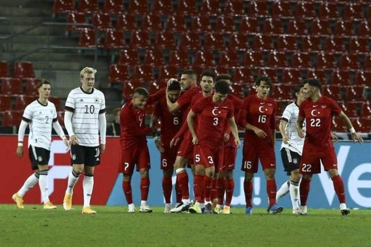 <p> </p>
<p>JOACHIM LOW'DEN ÖVGÜLER </p>
<p>Deneyimli teknik adam, Türk futbolcuların son yıllarda büyük gelişim gösterdiğinin altını çizerek, "Türkiye'yi iyi buldum. Son 2-3 senedir geliştiler. Çok teknik ve iyi oyunculara sahipler." övgüsünde bulundu.</p>