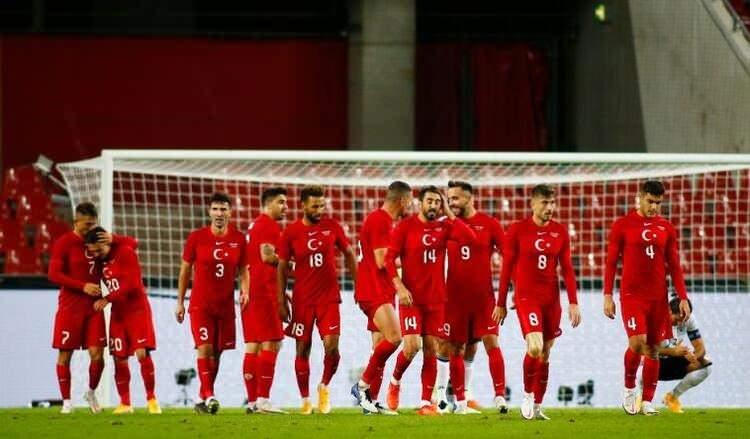 <p>ABDULKADİR ÖMÜR BEĞENİLDİ </p>
<p>Trabzonspor’un genç yıldızı Abdülkadir Ömür, dün akşam oynanan Almanya-Türkiye hazırlık müsabakasının 85. dakikasında Enes Ünal’ın yerine Ay-Yıldızlı formayı giymişti.</p>