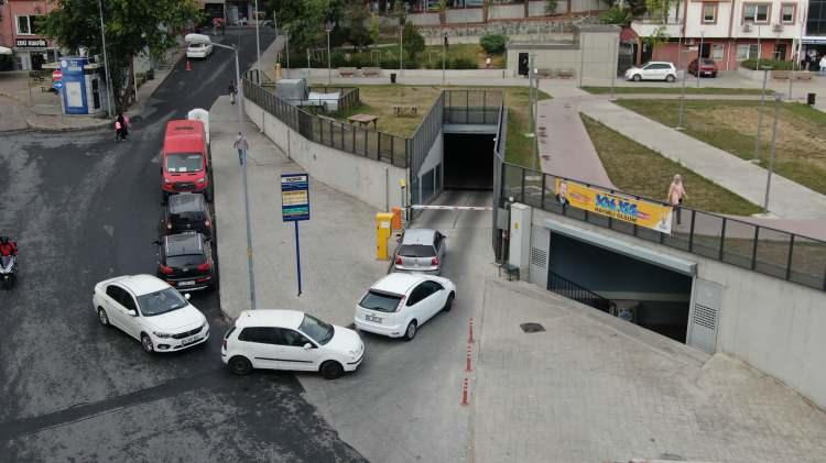 <p>İstanbul için yapılan dolu ve sağanak yağış uyarısının ardından vatandaşlar, araçlarını korumak için kapalı otoparklara akın etti. </p>