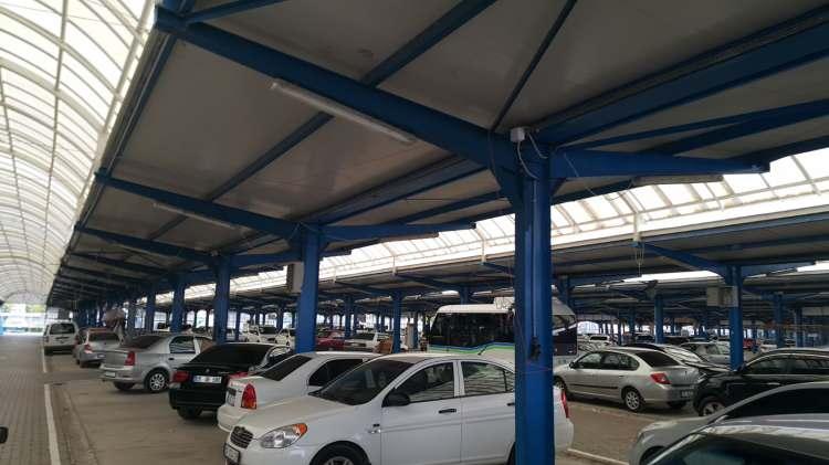 <p>Çoğu otoparkın dolu olduğu görülürken bazı vatandaşların ise araçları kartonla korudu.</p>
<p> </p>
