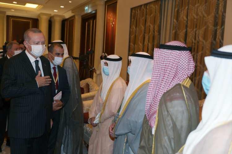 <p><strong>İKİLİ İLİŞKİLER MASADA</strong></p>

<p>Kuveyt Emirliği'nde bir araya gelen iki lider, Cumhurbaşkanı Erdoğan'ın taziye dileklerini iletmesinin ardından ikili ilişkiler ve bölgesel meseleleri konuşacak.</p>
